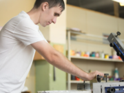 Casa de la Juventud ofrece formación en sublimación de camisetas y tazas