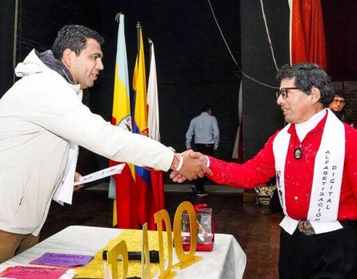 Más adultos mayores fortalecen sus habilidades tecnológicas en Soacha