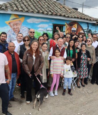 Mediante mural Familia Moreno recupera la memoria Histórica