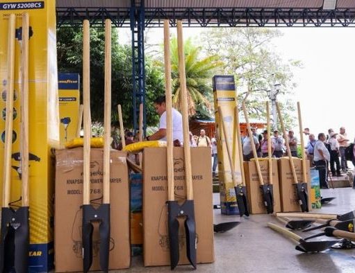 Caparrapí recibió kits agropecuarios