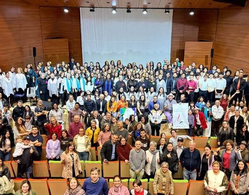 El canto colectivo reunió a diferentes generaciones en Chía